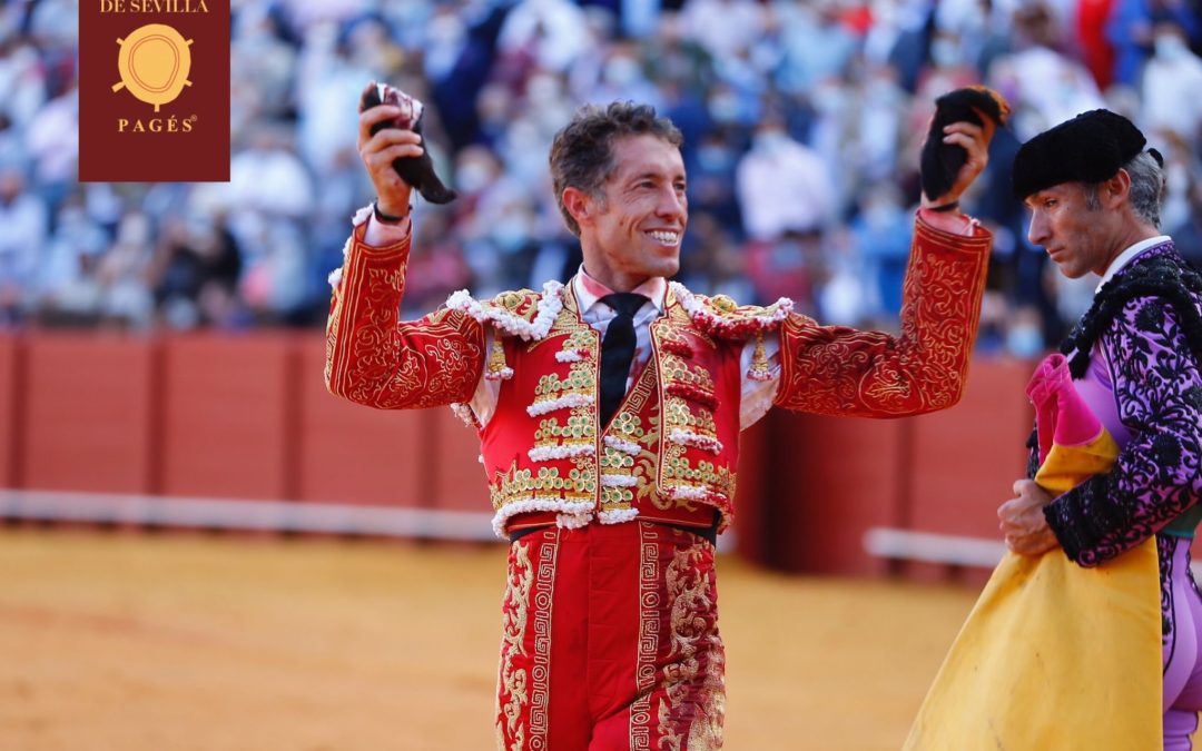 SEVILLE (03.10.2021) – MANUEL ESCRIBANO coupe deux oreilles d’un toro de Miura et sort à hombros. Ovations pour MORANTE DE LA PUEBLA.