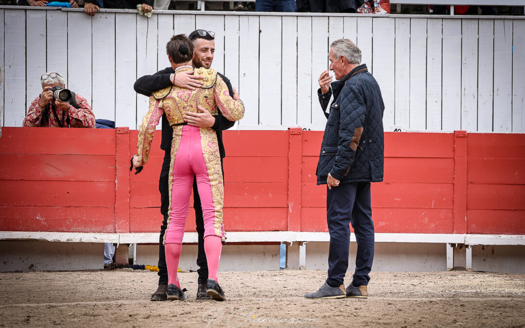 ARLES (8.09.2024, matin) – MATIAS et JUAN ALBERTO TORRIJOS coupent une oreille d’un bon lot de Giraud…